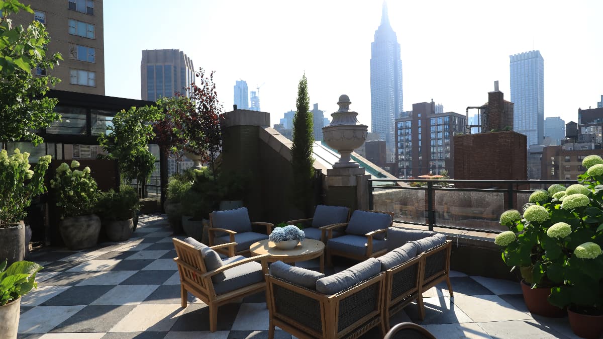 VINTAGE GREEN, A SPRAWLING INDOOR/OUTDOOR ROOFTOP OPENS ATOP THE SHELBURNE SONESTA HOTEL IN MURRAY HILL