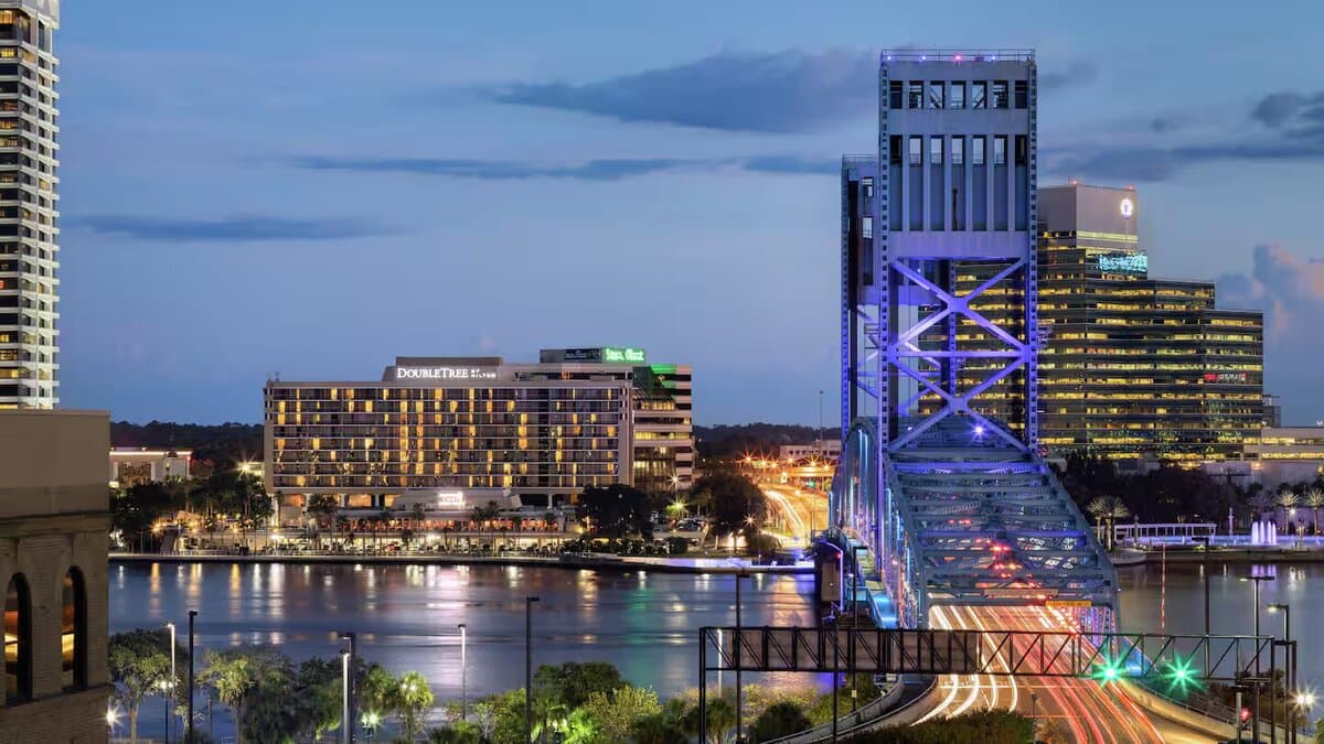 DoubleTree by Hilton Hotel Jacksonville Riverfront to Rebrand; Adding Restaurant