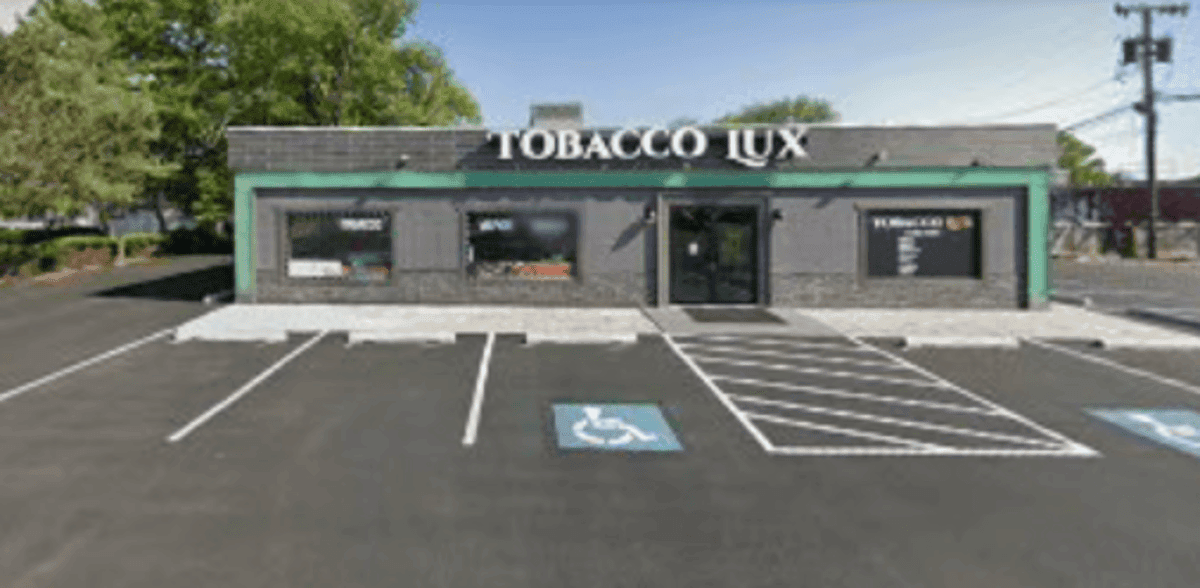 Under Dog Coffee and Bread Brewing into Annandale