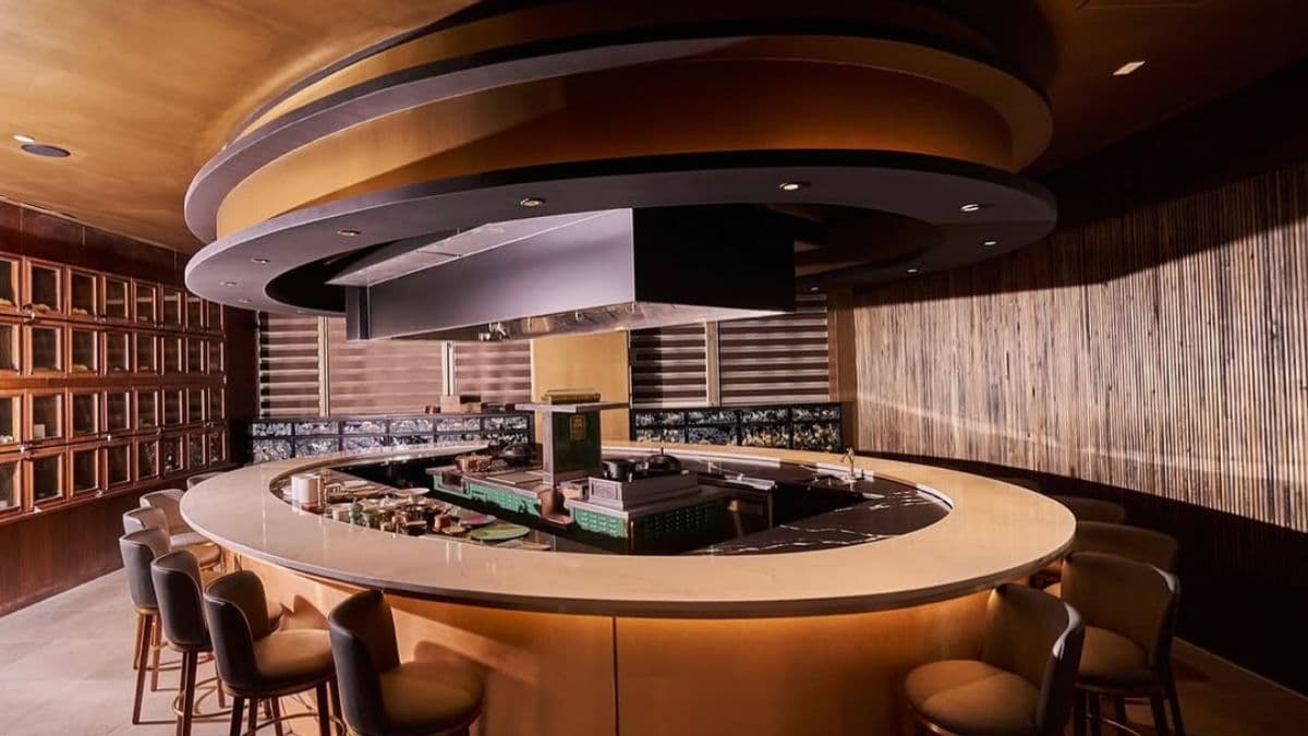 Led by Michelin-starred chef Sungchul Shim, the restaurant redefines Korean fine dining with an immersive, multi-course tasting experience