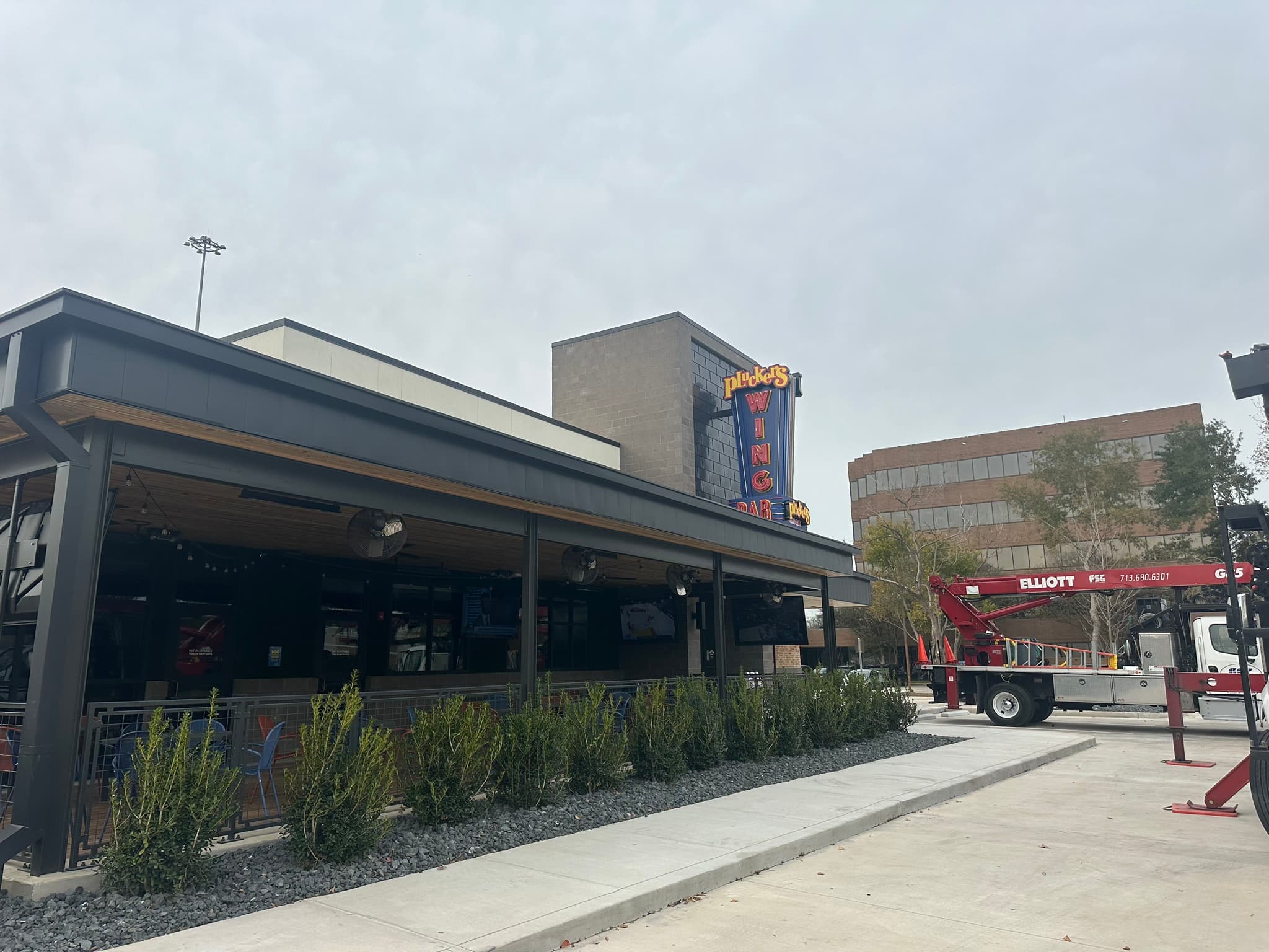 Pluckers Wing Bar to Open in Baytown