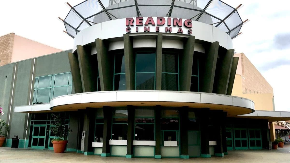 Outside view and entrance of Reading Cinemas in Grossmont Center (Zed Star | Google Reviews)