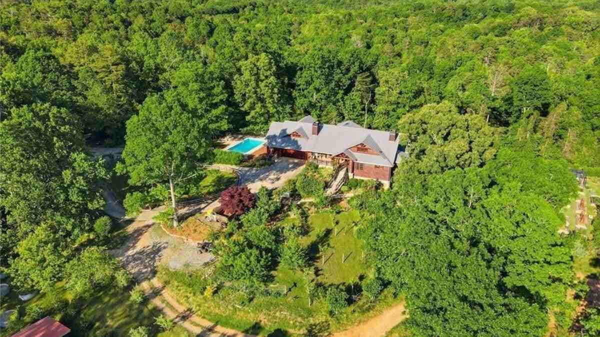A Mountain Homestead with Pool, Guest House, and Pastureland
