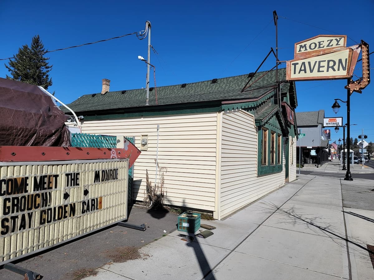 Moezy Tavern